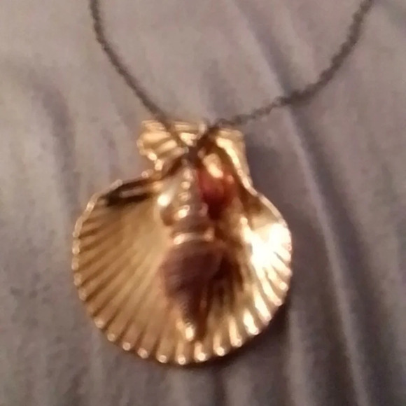 Gold plated clam shell statement piece - Picture 2 of 7